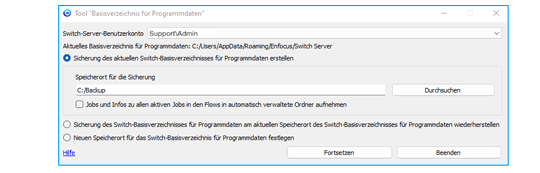 Ein schwarzer Hund rennt über die Wiese