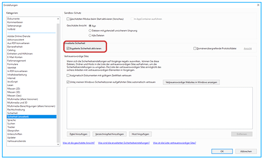Ein schwarzer Hund rennt über die Wiese