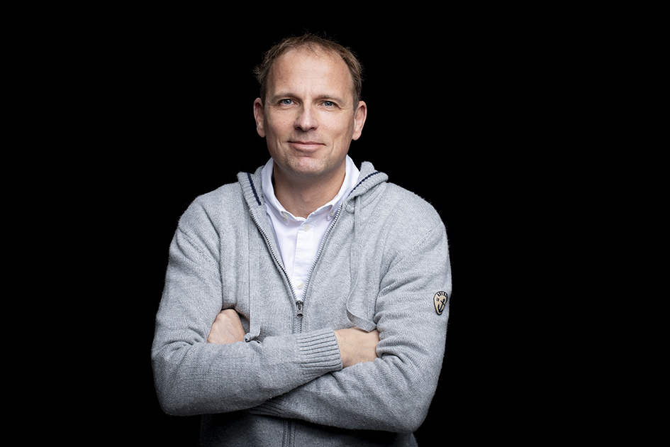 Das Bild zeigt Marcus Kalle, Geschäftsführer der Digital und Großformatdruckerei Printec Solutions. Er stand uns im Interview Rede und Antwort – wie er in die Druckindustrie kam, wie er sie sieht, was ihn fasziniert.